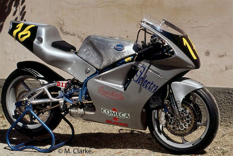 Il bellissimo supermono Mondial realizzato da Golinelli, qui nella versione con telaio in tubi, ha fornito ottime prestazioni, anche se la cilindrata non era ancora stata portata a livello di quelle degli attuali monocilindrici della casa austriaca