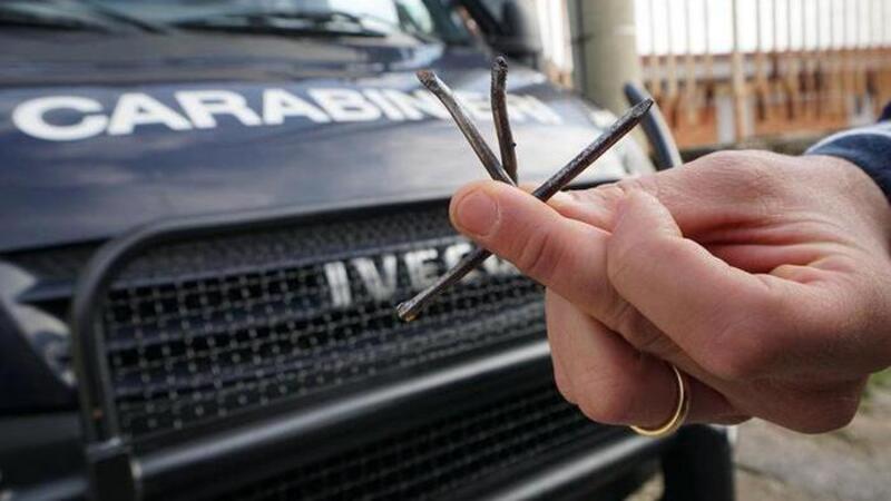 Gommista gettava chiodi per strada: denunciato