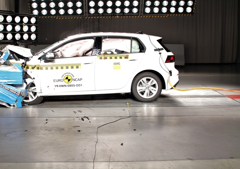 Test Euro NCAP, cinque stelle per la Volkswagen Golf 8 