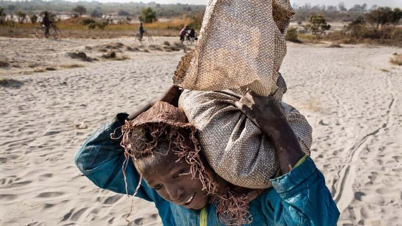 Cobalto nelle batterie: Tesla accusata per lo sfruttamento dei minori in Congo