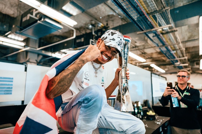 Lewis Hamilton festeggia il suo sesto titolo mondiale in carriera, segno della sua grande longevit&agrave;