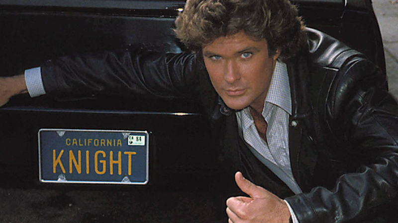 David Hasselhoff vende la Supercar Kitt per 150K: Michael Knight over60 arranca sul motorino [video]