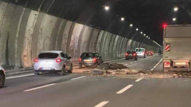 Crolla il tetto di una galleria della A26. Il MIT convoca Autostrade