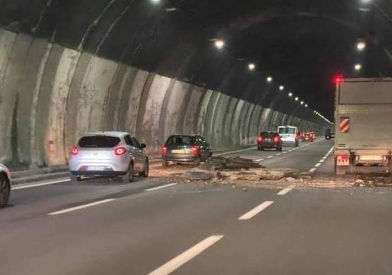 Crolla il tetto di una galleria della A26. Il MIT convoca Autostrade