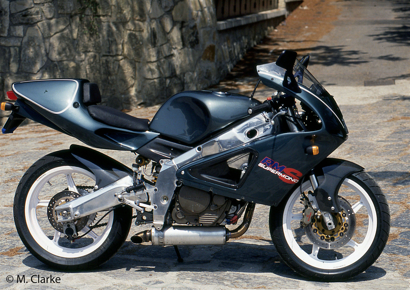 Il Supermono Rumi aveva una splendida estetica e una finitura impeccabile. Il motore Honda Dominator aveva subito profonde modifiche, che avevano consentito di ottenere una potenza pi&ugrave; che doppia rispetto a quella originale