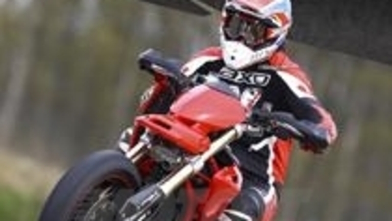 Il trofeo Ducati Hypermotard 796 con l&#039;Italiano Supermoto