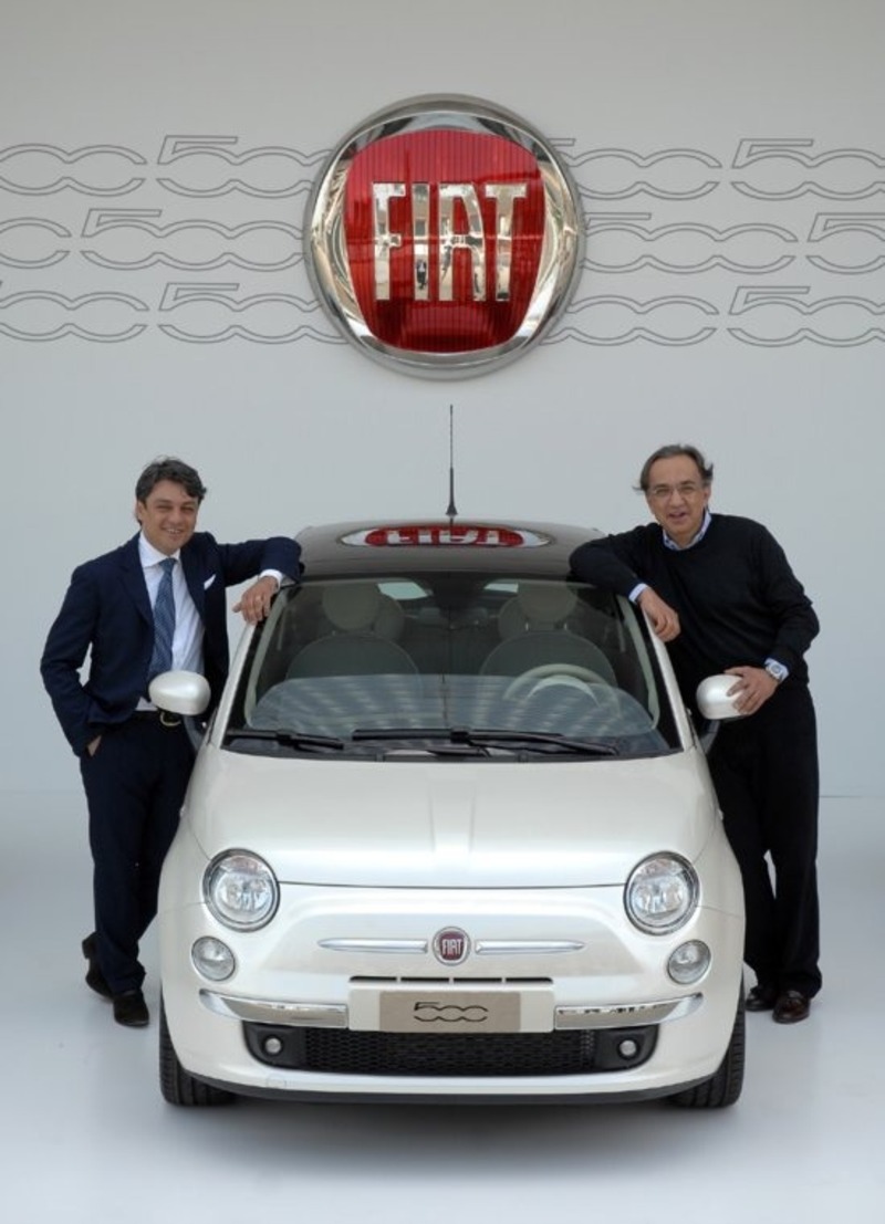 Luca De Meo e Sergio Marchionne accanto alla Fiat 500. E&#039; il 2007