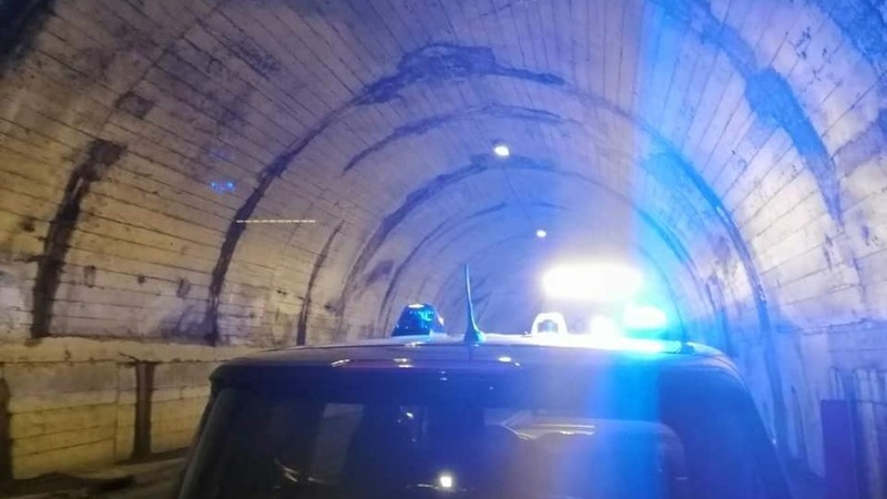 Ancora una galleria a rischio: calcinacci provocano un incidente nel Bergamasco