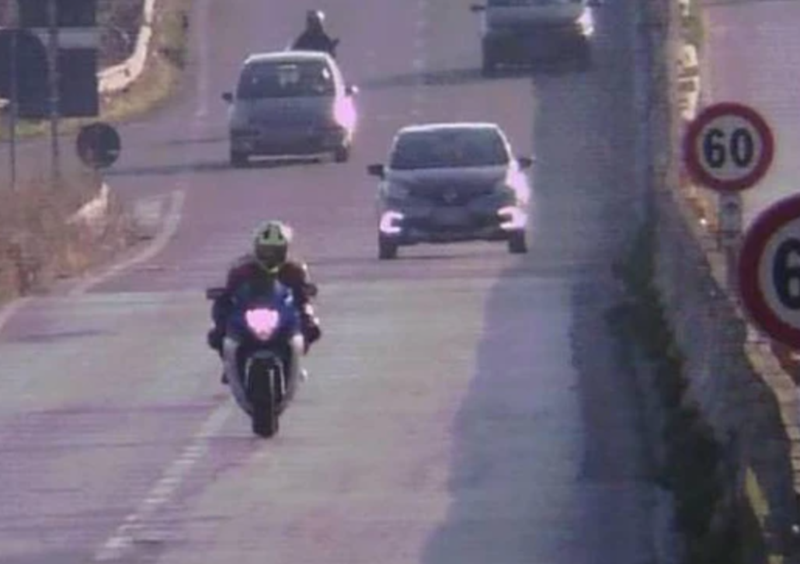 A 210 km/h dove il limite &egrave; di 60. Motociclista fermato e patente ritirata