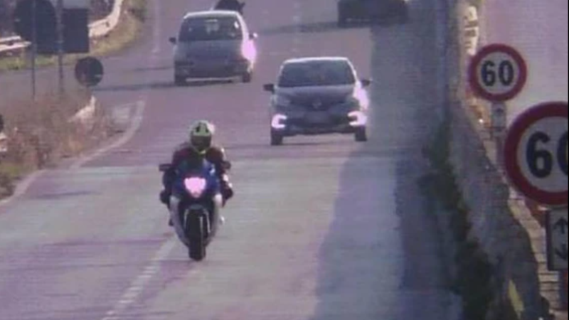 A 210 km/h dove il limite &egrave; di 60. Motociclista fermato e patente ritirata