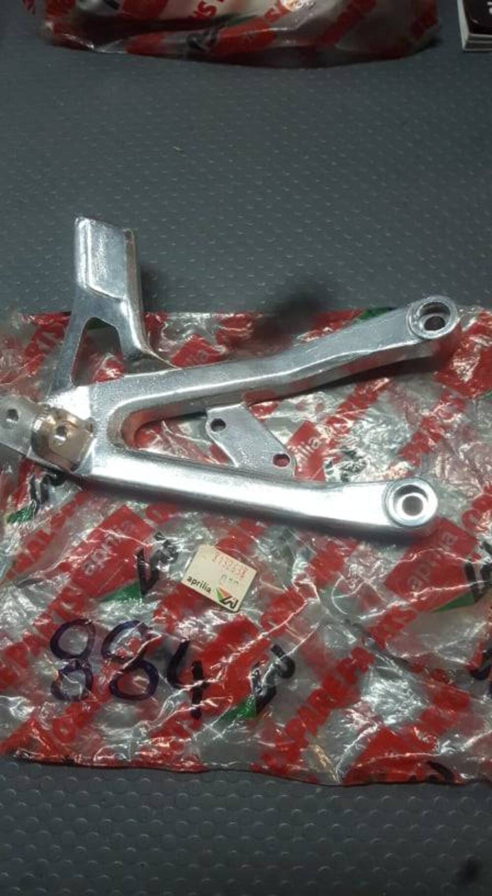 SUPPORTO PEDANA DX PASSEGG. AF1 125 SINTESI/REPLIC Aprilia