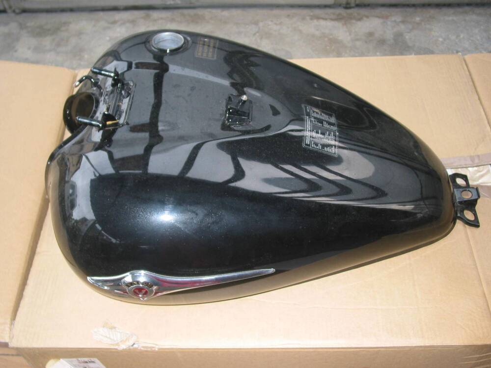 Serbatoio benzina Kawasaki VN900 (2)
