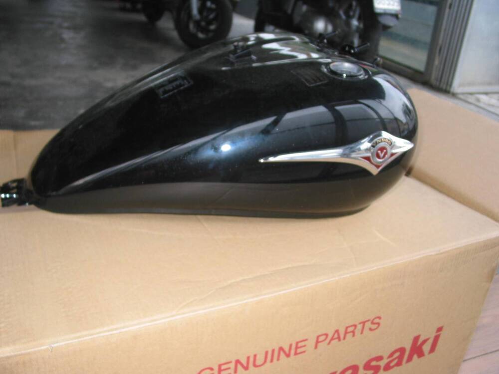 Serbatoio benzina Kawasaki VN900 (3)