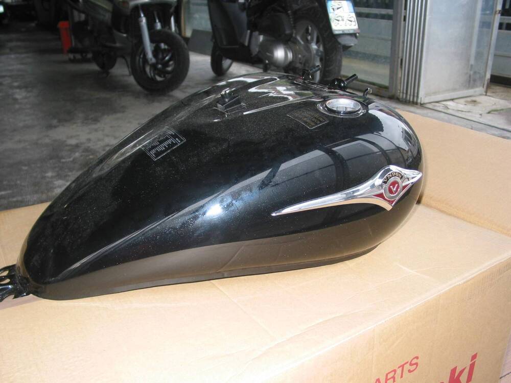 Serbatoio benzina Kawasaki VN900 (4)