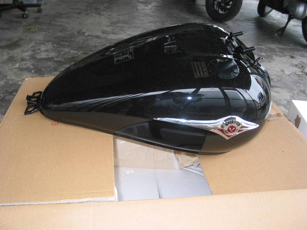 Serbatoio benzina Kawasaki VN 900 (2)