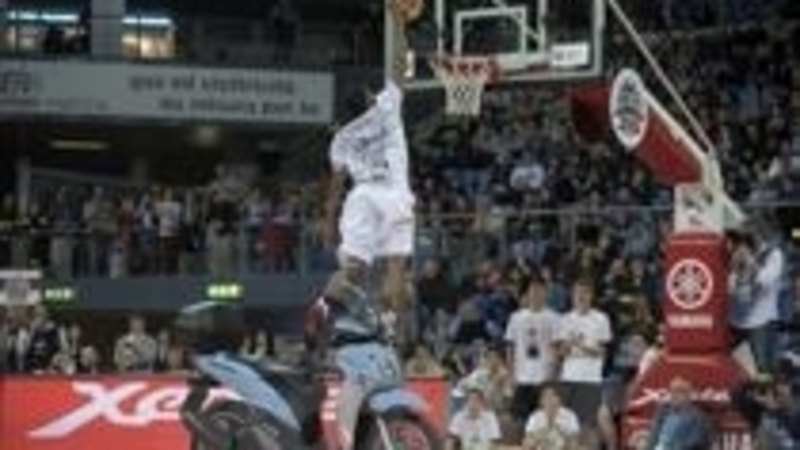 James White vince il &quot;Yamaha Xenter Slam Dunk Contest&quot;