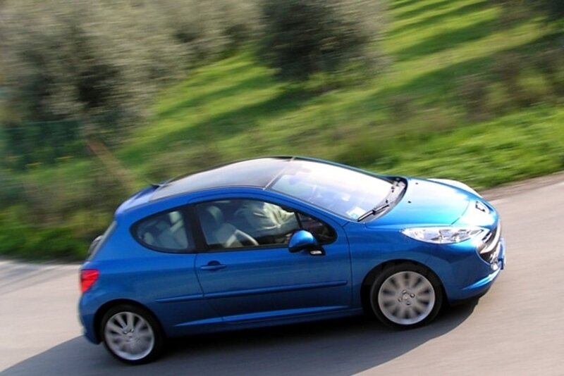 La Peugeot 207, a met&agrave; strada tra 206 e 208