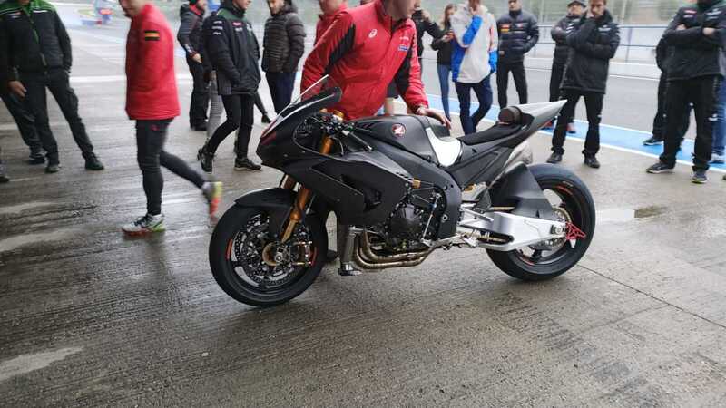 Test SBK. Debutto bagnato per la nuova Honda