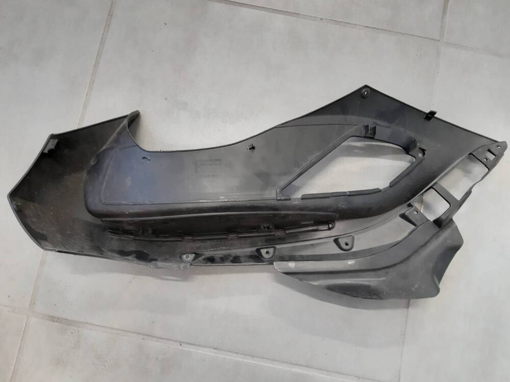 Carena pedana dx Piaggio Beverly 300 (2)
