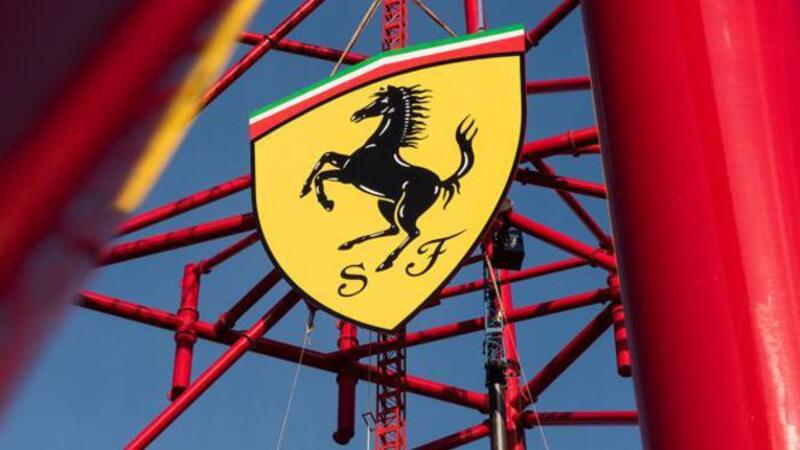 Ferrari Land: ecco lo scudetto del Cavallino. E&#039; alto 12 metri