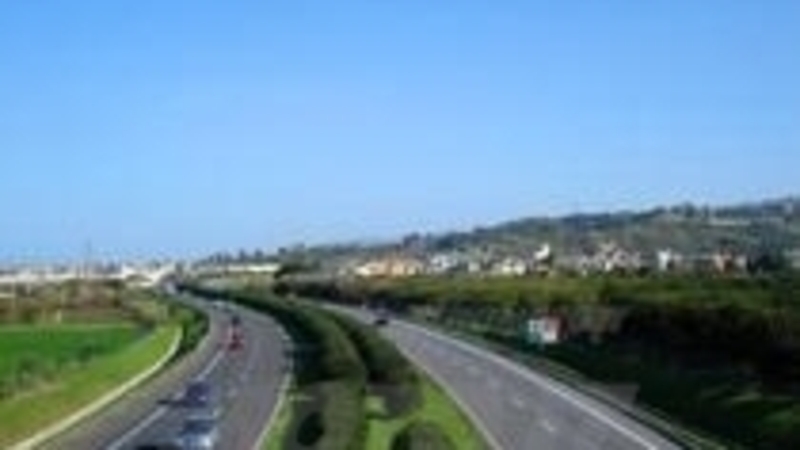 Giovani in autostrada con il foglio rosa 