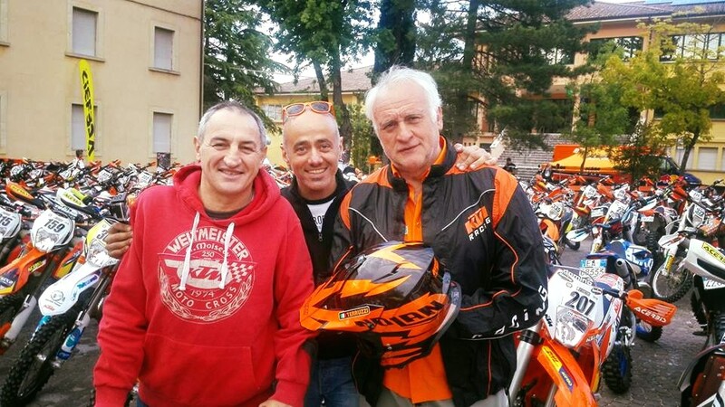 Il nostro Perfetto in mezzo a due campioni: Gio Sala (6 mondiali vinti nell&#039;Enduro) e Claudio Terruzzi (pilota ufficiale Honda HRC alla Dakar)