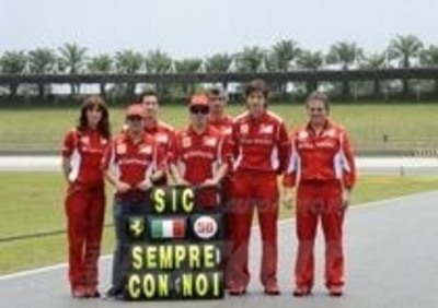 Il Team Ferrari ricorda Simoncelli alla curva 11 di Sepang 