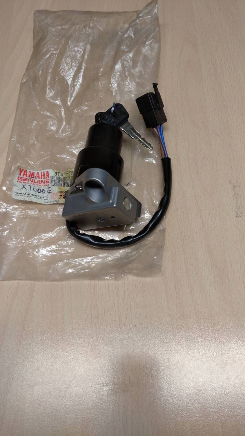 BLOCCHETTO CON CHIAVE YAMAHA XT600E/TT600E (2)