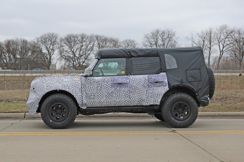 Il futuro Ford Bronco visto di profilo