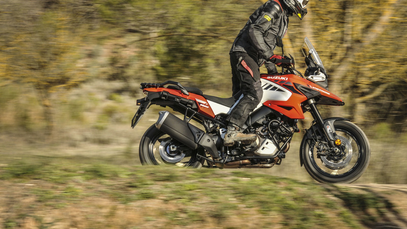 Suzuki V-Strom 1050XT TEST: look anni 80, prestazioni moderne!