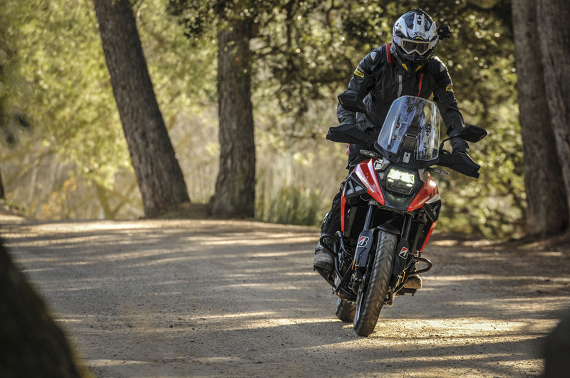 La V-Strom &egrave; stretta tra le gambe e si guida bene anche in piedi. Va bene nel fuoristrada semplice, ma non gradisce sassi e pietre