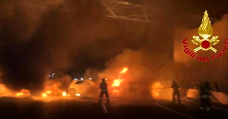 Fuoco in autostrada, A1: assalto a portavalori blocca le carreggiate [Foto e Video incendio]