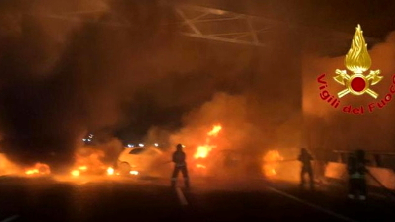 Fuoco in autostrada, A1: assalto a portavalori blocca le carreggiate [Foto e Video incendio]