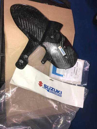 PARAFANGO ANTERIORE IN CARBONIO PER SUZUKI