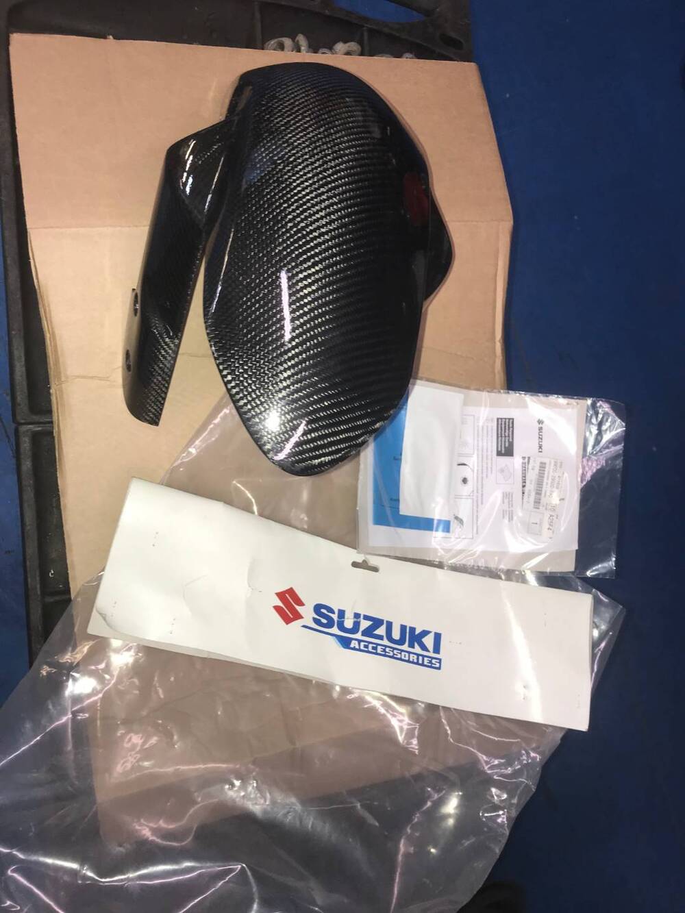PARAFANGO ANTERIORE IN CARBONIO PER SUZUKI (2)
