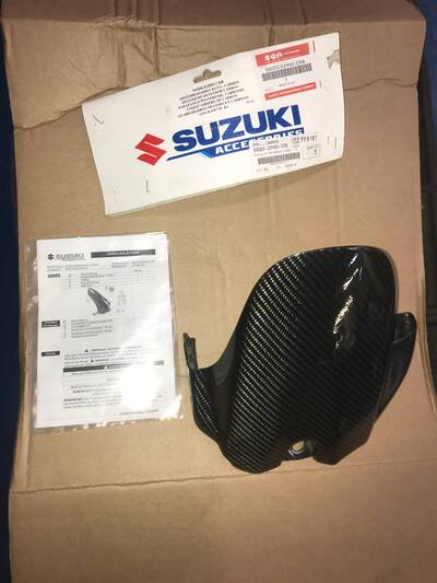 PARAFANGO POSTERIORE IN CARBONIO SUZUKI