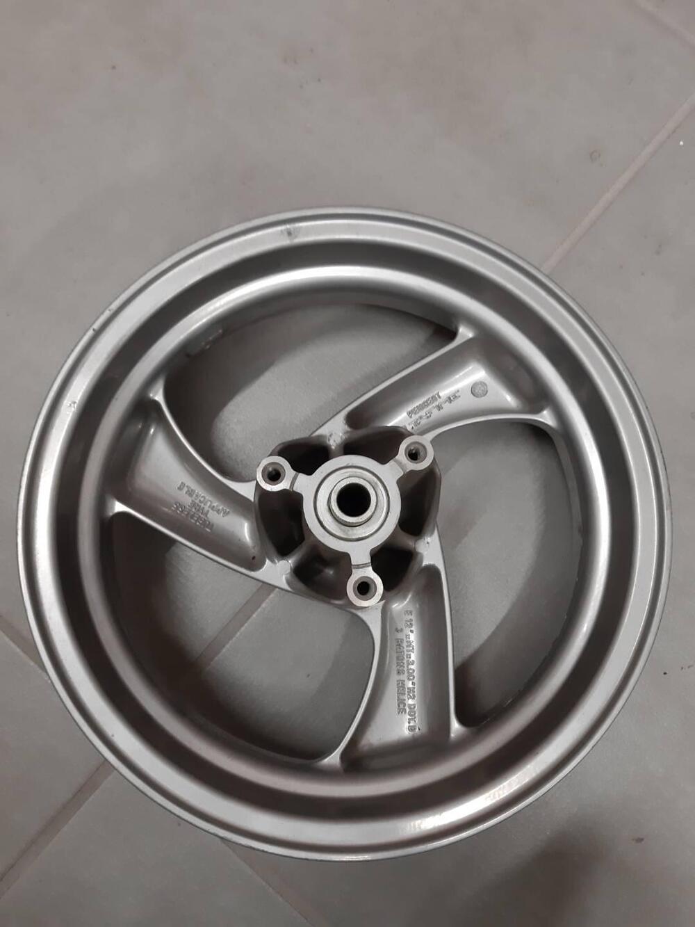 Cerchio anteriore Peugeot (2)