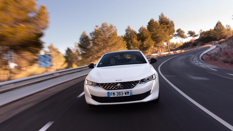 Peugeot 508 Hybrid 2020, 225 CV e 54 km di autonomia in elettrico [Video]