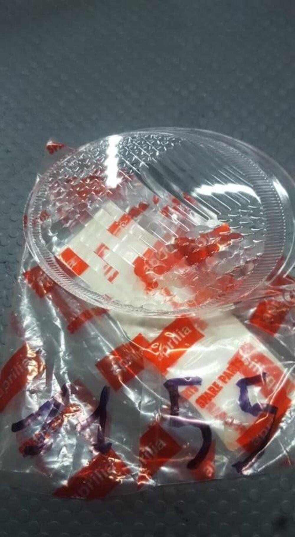 PLASTICA FRECCIA ANT. DX SCARABEO 500 Aprilia