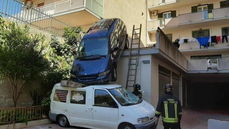 Incidente coinvolge le 2 auto di famiglia: monovolume della mamma abbatte muro e precipita su furgoncino del figlio