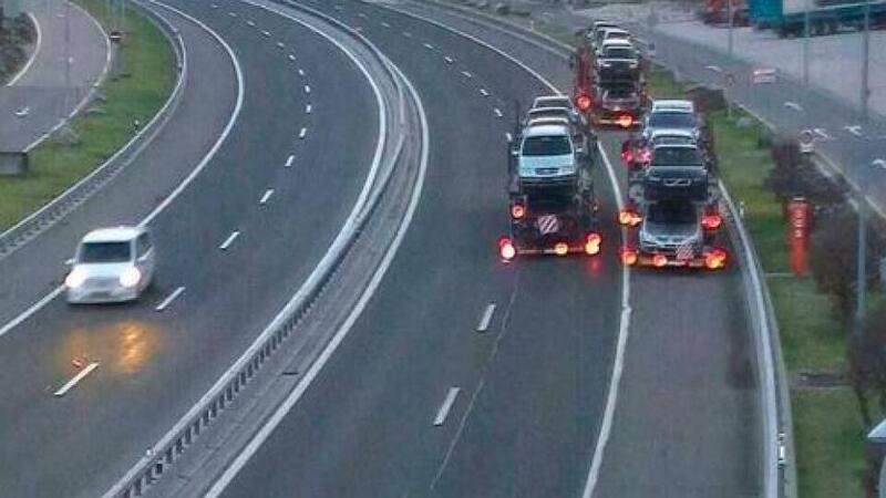 Clamorosa infrazione in autostrada: 3 bisarche cariche di auto fanno retro per evitare controlli