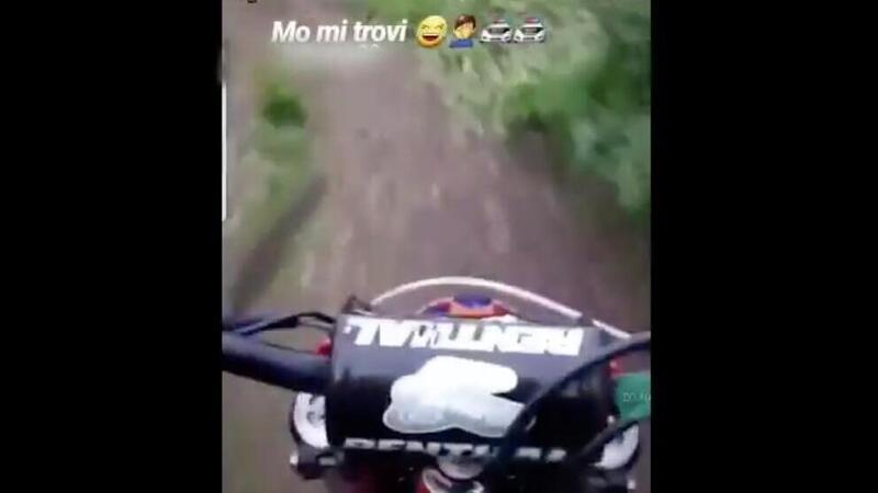 Scappano in moto dalla polizia, Instagram li inchioda