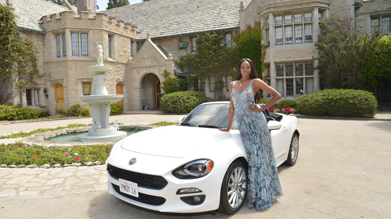 La &ldquo;Playmate 2016&rdquo; viaggia in Fiat 124 Spider