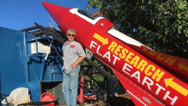 Michael Hughes &egrave; morto a bordo del suo razzo: voleva dimostrare che la terra &egrave; piatta