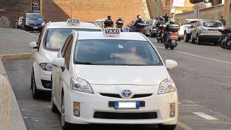 Coronavirus, Mobilit&agrave;: tassista caccia cliente che voleva andare in ospedale [video]