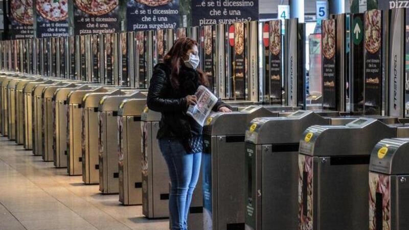 Coronavirus, Mobilit&agrave; rallentata: metropolitane, treni e mezzi pubblici semivuoti a Milano e non solo [manco fosse agosto]