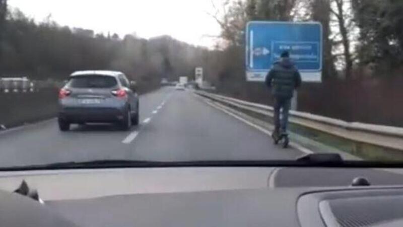 Con il monopattino elettrico in Superstrada. Per&ograve; tenendo la destra... (Video)