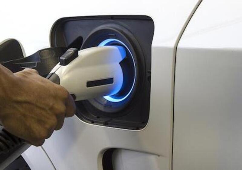 Auto elettriche, Arera: &ldquo;Ricariche intelligenti per evitare aumenti dei costi&ldquo;