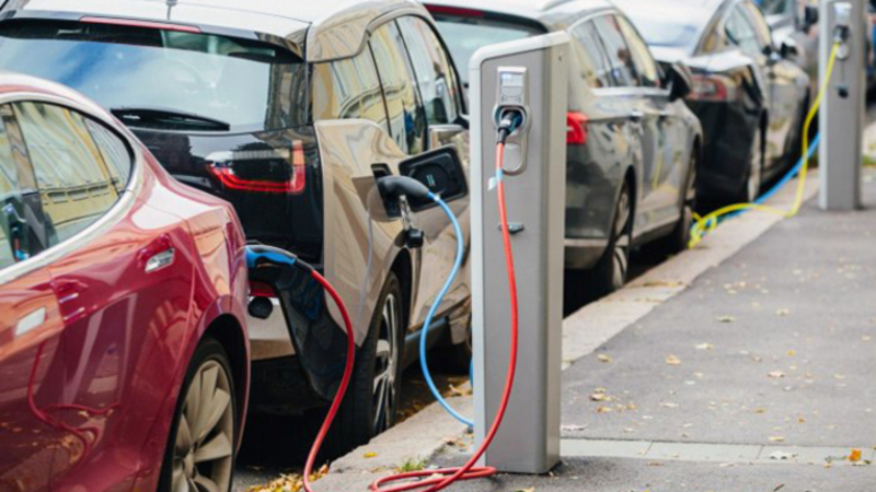 Ricarica auto elettriche: per Adiconsum deve essere un servizio pubblico