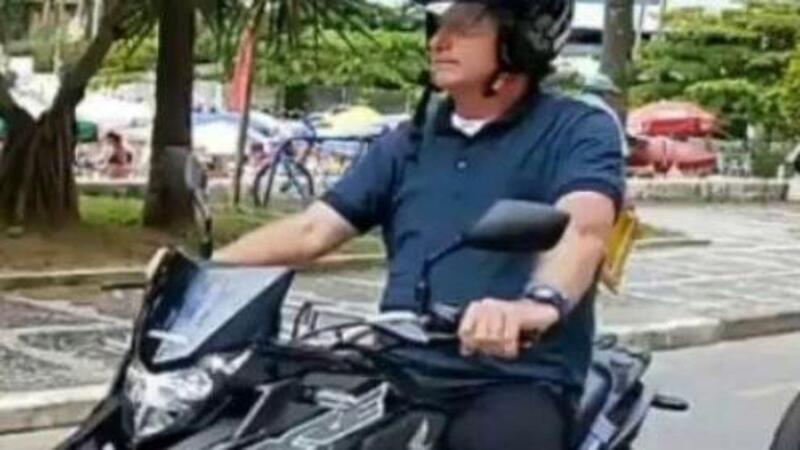 Brasile, il presidente Bolsonaro con il casco slacciato: rischia la sospensione della patente?